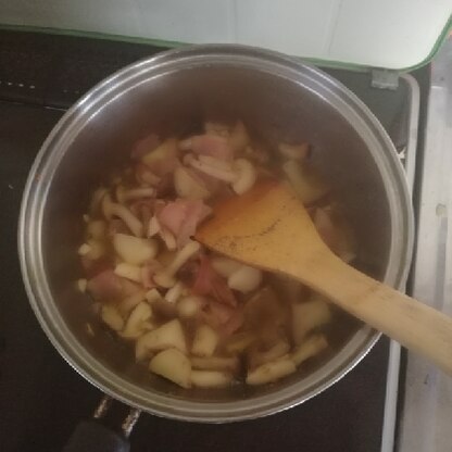 初めてアヒージョを作りました！ベーコンの塩味とオリーブがいいですね！また、作ります。